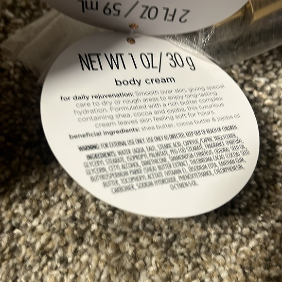 Bodycology Winter Vanilla Bath & Body Set - Blue and Gold - Picture 4 of 5